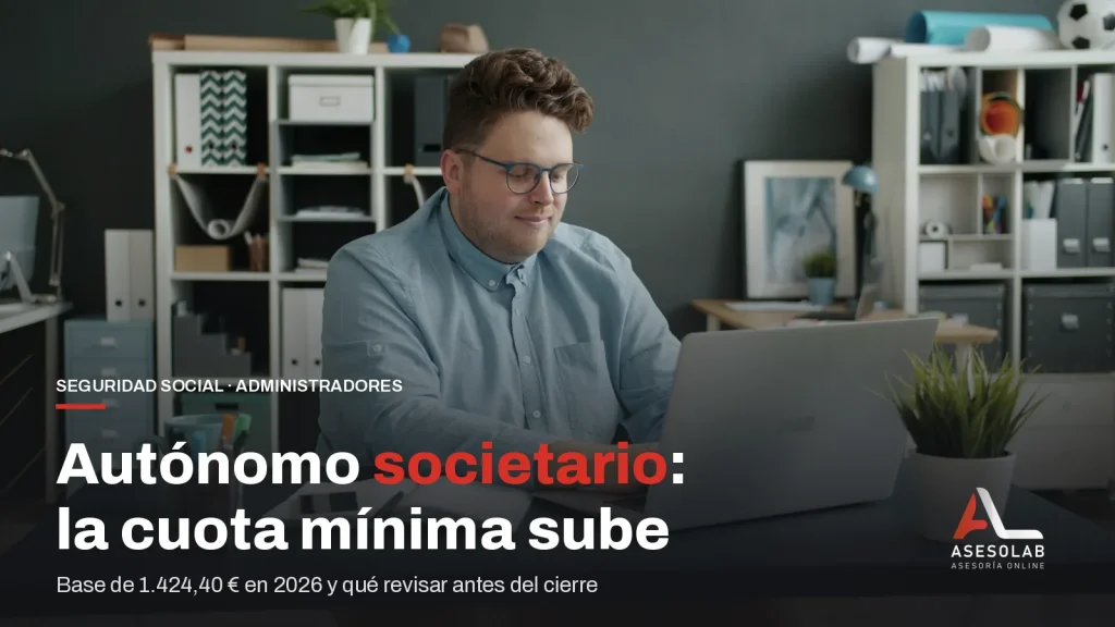 Administrador de una sociedad trabajando con el portátil en su despacho, con el titular sobre la subida de la cuota mínima del autónomo societario