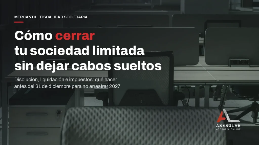 Oficina diáfana vacía con puestos de trabajo sin personas, junto al titular sobre cómo cerrar una sociedad limitada