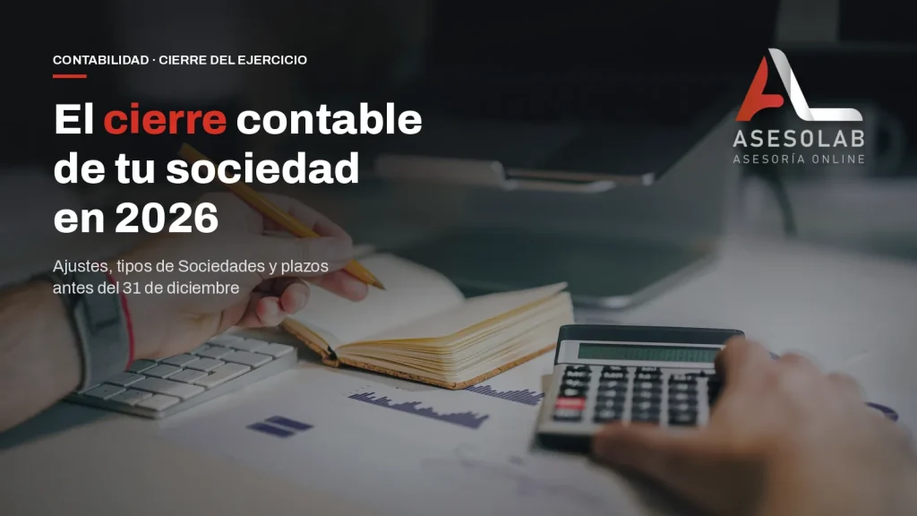 Manos de un contable revisando cifras con calculadora y libreta sobre la mesa, con el titular sobre el cierre contable de una sociedad en 2026