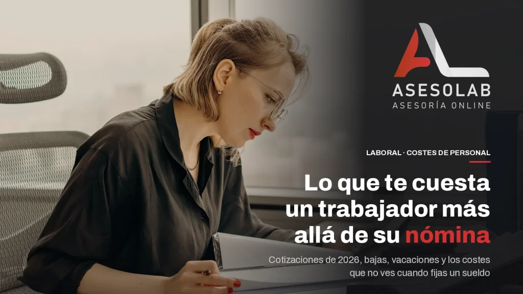 Empleada revisa documentos de nóminas junto a la ventana de una oficina, con el titular sobre lo que cuesta un trabajador más allá de su sueldo