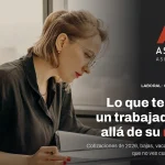 Empleada revisa documentos de nóminas junto a la ventana de una oficina, con el titular sobre lo que cuesta un trabajador más allá de su sueldo