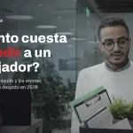 Trabajador sale de la oficina con una caja de sus pertenencias, junto al titular sobre cuánto cuesta despedir a un empleado