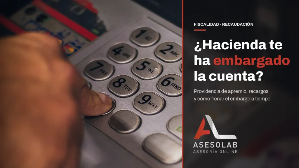 Mano marcando el código en el teclado de un cajero automático, con el titular sobre qué hacer si Hacienda ha embargado la cuenta de la empresa