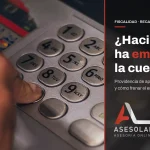 Mano marcando el código en el teclado de un cajero automático, con el titular sobre qué hacer si Hacienda ha embargado la cuenta de la empresa