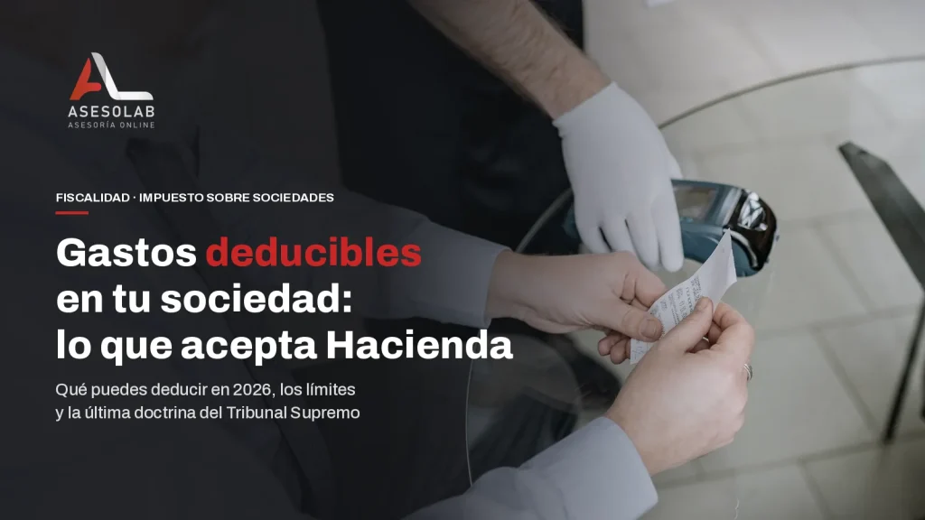Empresario recogiendo el ticket tras pagar con tarjeta en un datáfono, con el titular sobre los gastos que Hacienda acepta en una sociedad