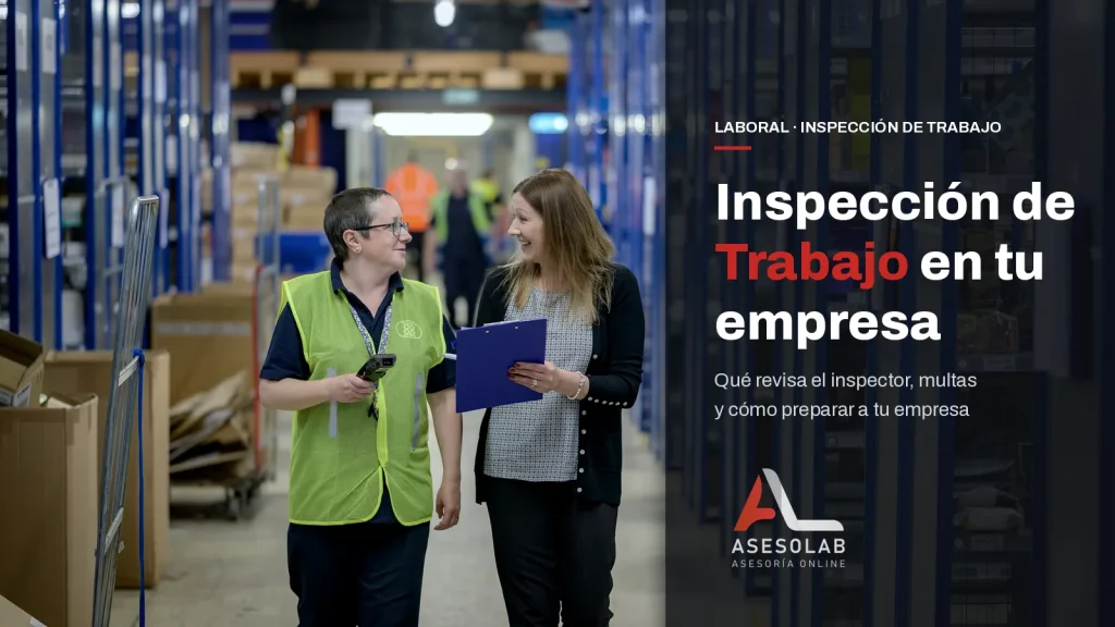 Dos trabajadoras recorren el pasillo de un almacén con una carpeta de documentos, junto al titular sobre la inspección de Trabajo en la empresa
