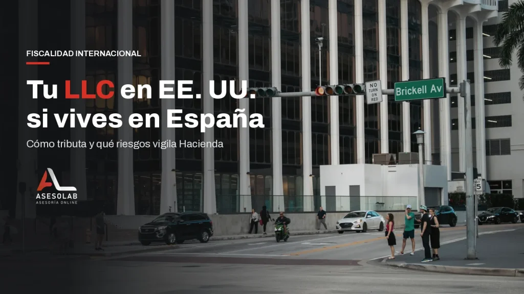 Cruce de Brickell Avenue en Miami con edificios de oficinas, junto al titular sobre la tributación de una LLC para residentes en España