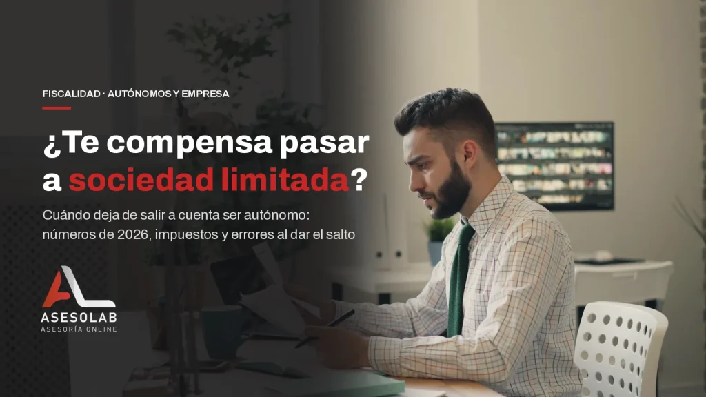 Profesional revisa documentos en su mesa de trabajo, con el titular sobre si compensa pasar de autónomo a sociedad limitada