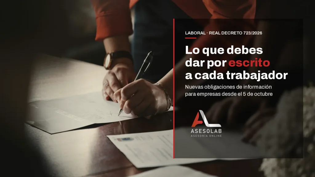 Manos firmando un contrato de trabajo sobre una mesa, con el titular sobre la información que la empresa debe dar por escrito a cada trabajador