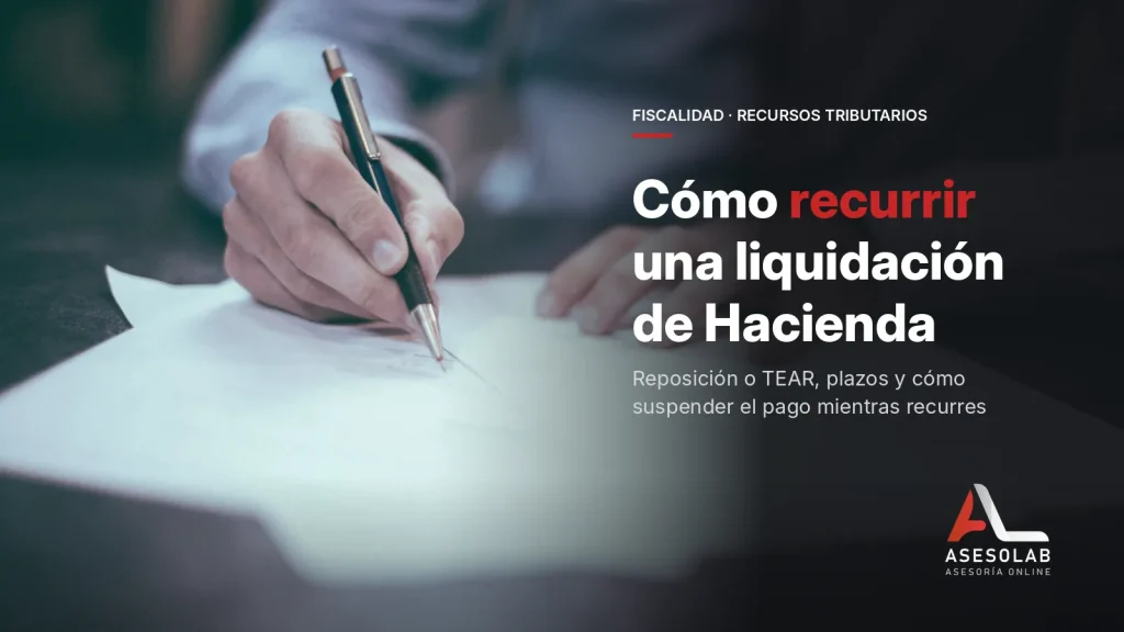Mano firmando un escrito sobre la mesa junto al titular sobre cómo recurrir una liquidación de Hacienda
