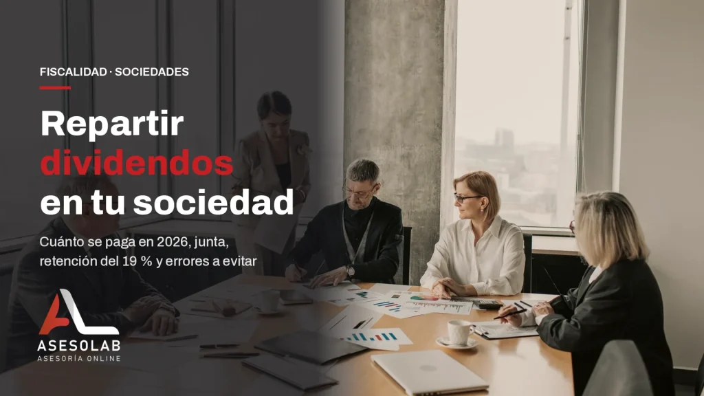 Junta de socios reunida en torno a una mesa con informes y gráficos, con el titular sobre cómo repartir dividendos en una sociedad