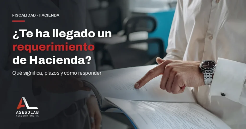 Requerimiento de Hacienda: asesor revisando con un cliente la notificación recibida por la empresa