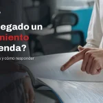 Requerimiento de Hacienda: asesor revisando con un cliente la notificación recibida por la empresa