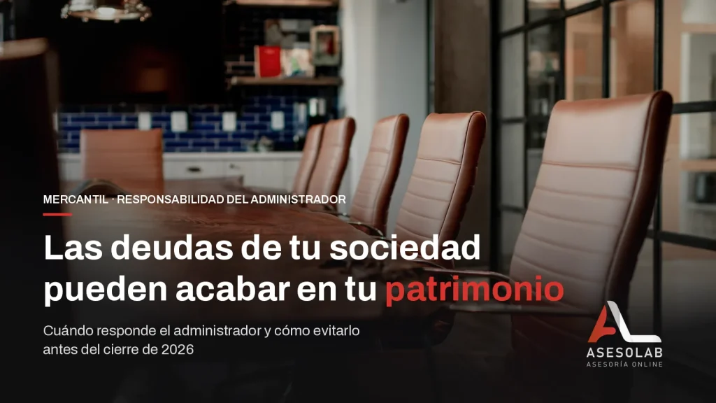 Sala de reuniones vacía con sillones de cuero junto a una mesa de madera, con el titular sobre cuándo responde el administrador de las deudas de su sociedad