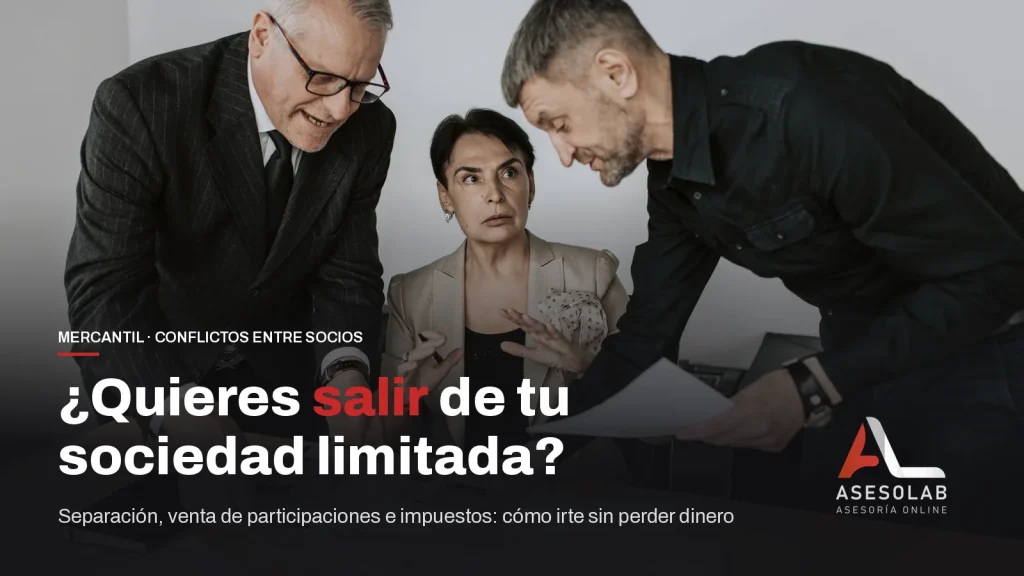 Tres socios discuten de pie alrededor de una mesa con documentos, con el titular sobre cómo salir de una sociedad limitada