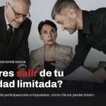 Tres socios discuten de pie alrededor de una mesa con documentos, con el titular sobre cómo salir de una sociedad limitada