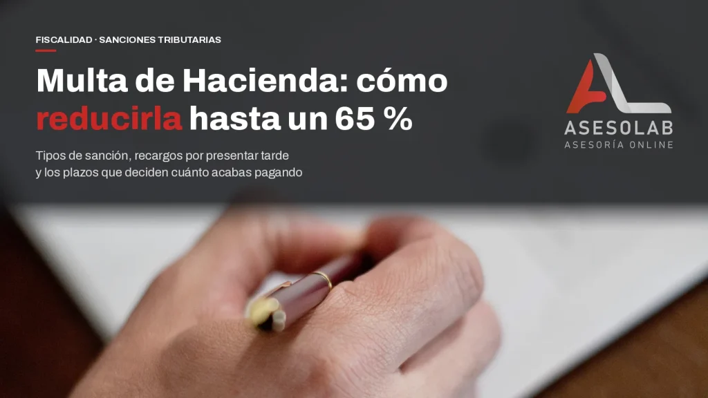 Mano firmando un documento oficial con una pluma sobre una mesa de madera, con el titular sobre cómo reducir una multa de Hacienda