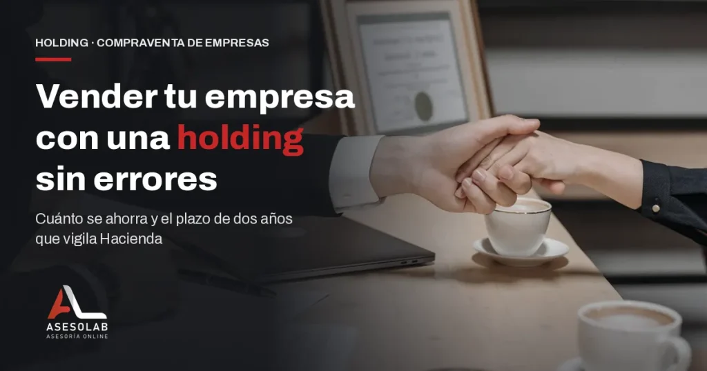 Apretón de manos sobre un contrato en un despacho al cerrar la venta de una empresa a través de una holding