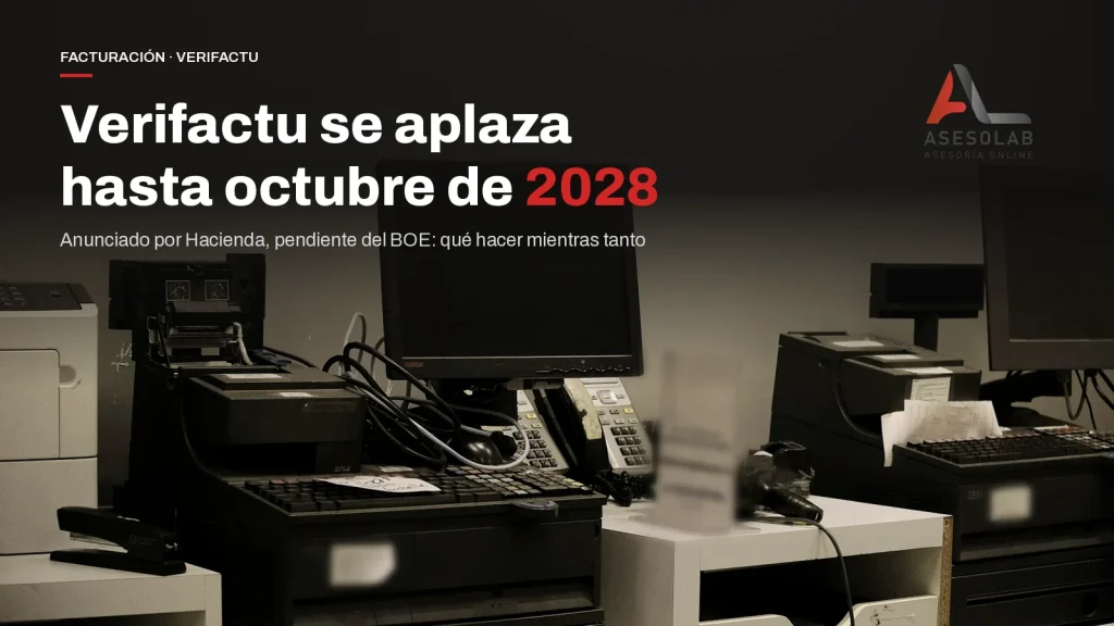 Cajas registradoras y terminales de venta en un mostrador, con el titular sobre el aplazamiento de Verifactu a octubre de 2028